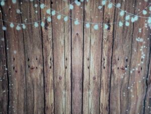 Fotobox mieten 42 Stimmungsvolle Event-Dekoration mit Lichterketten auf Holzoptik-Hintergrund, ideal für unvergessliche Veranstaltungen und Feiern.